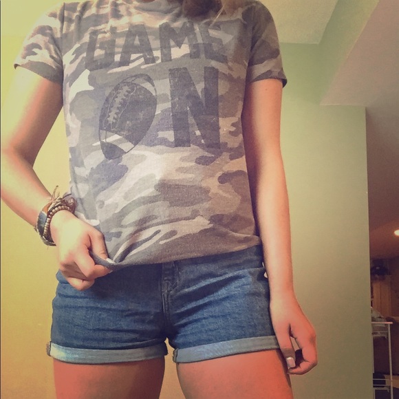 Buckle Tee - Picture 1 of 3